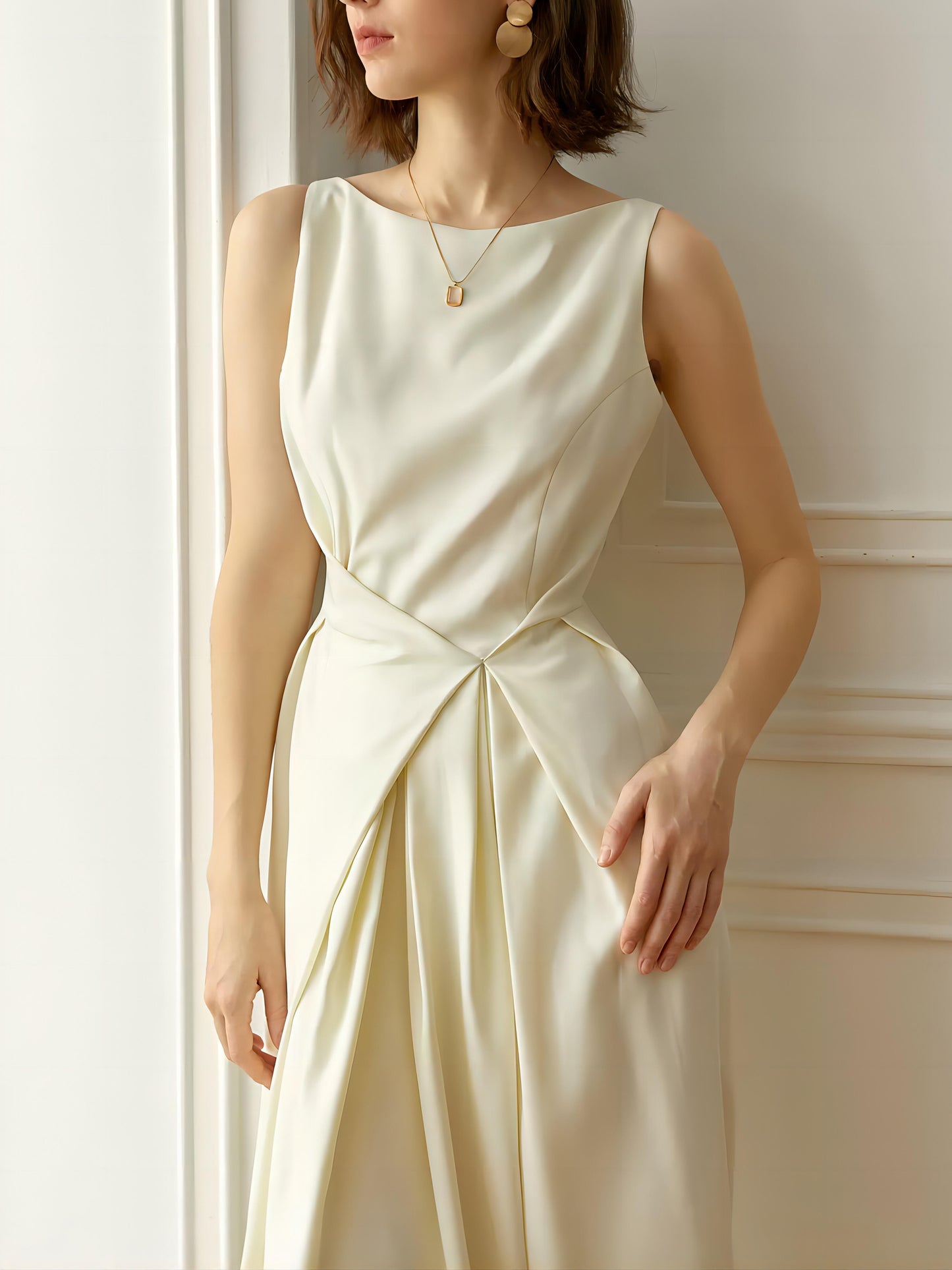 Elegant Sleeveless Pleated Dress